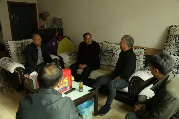 龍鋼集團(tuán)黨政領(lǐng)導(dǎo)深入西鋼公司看望慰問老黨員