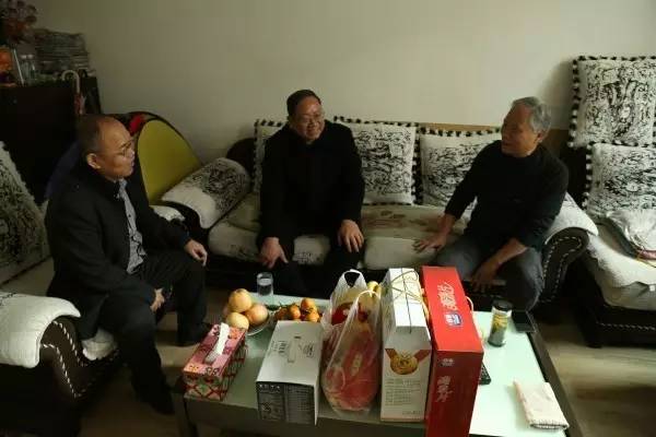 龍鋼集團(tuán)黨政領(lǐng)導(dǎo)深入西鋼公司看望慰問老黨員