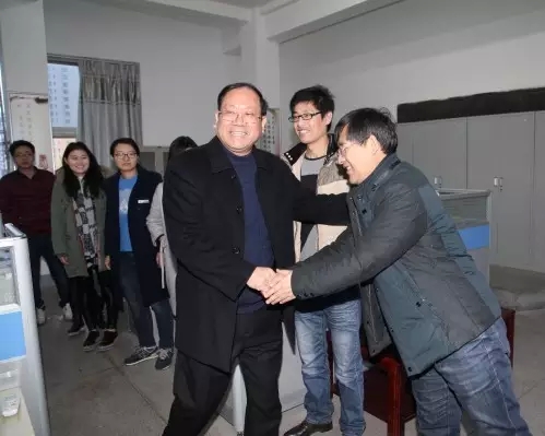 龍鋼集團(tuán)黨政領(lǐng)導(dǎo)慰問機(jī)關(guān)干部