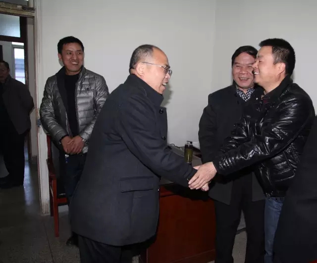 龍鋼集團(tuán)黨政領(lǐng)導(dǎo)慰問機(jī)關(guān)干部