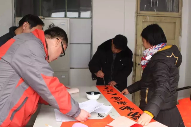 龍鋼集團開展“迎新春 送春聯(lián)”活動