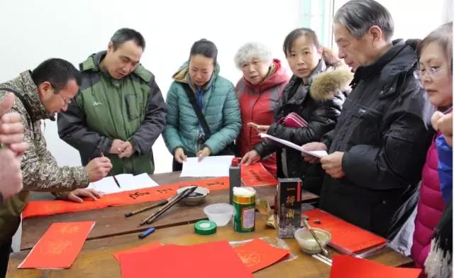 龍鋼集團開展“迎新春 送春聯(lián)”活動