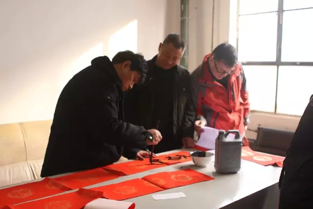 龍鋼集團開展“迎新春 送春聯(lián)”活動