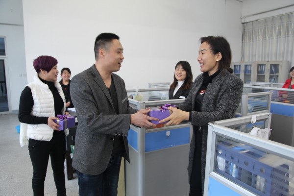 龍鋼集團各單位開展慶“三八”活動