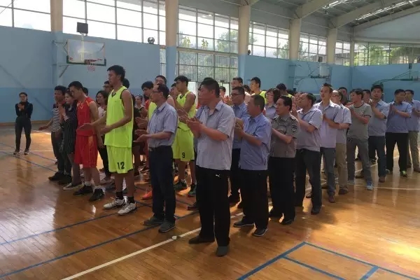 以球會友 強化合作 ——龍鋼集團(tuán)公司與陜西省水電工程物資公司舉行籃球友誼賽