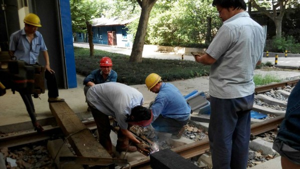 決戰(zhàn)高溫力促轉(zhuǎn)型---記西鋼動(dòng)力分廠趕制窗網(wǎng)側(cè)記