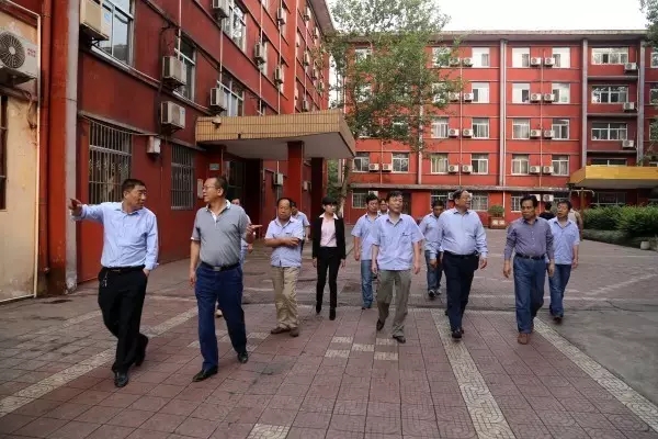 龍鋼集團領(lǐng)導(dǎo)到同興、綜合服務(wù)公司檢查安全環(huán)保工作