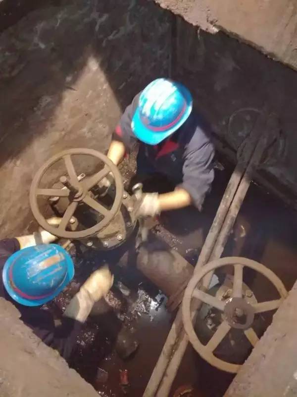 為冬日凌晨的檢修工點贊