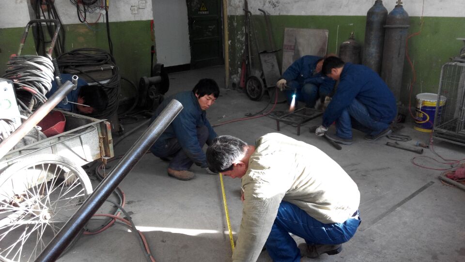 寒風里一群“防護兵”