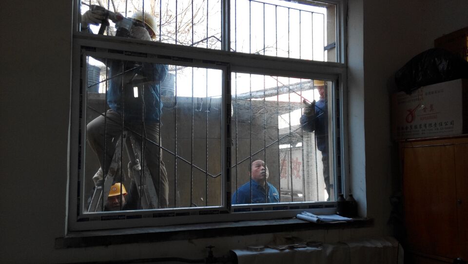 寒風里一群“防護兵”