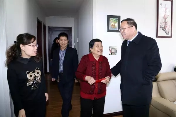 龍鋼集團(tuán)公司黨政領(lǐng)導(dǎo)節(jié)前看望慰問(wèn)韓城片區(qū)離退休老干部