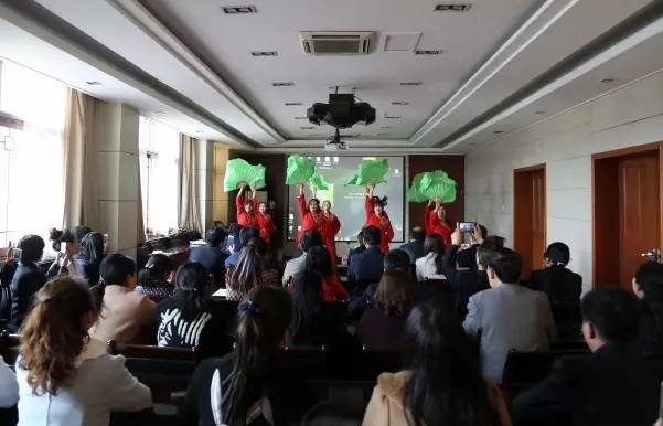 ��䓼��F(tu��n)������Ů��ί�_չϵ�л��(d��ng)�cף���ˋDŮ��(ji��)