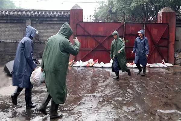 綜合服務(wù)公司積極開展防洪防汛應(yīng)急演練活動(dòng)