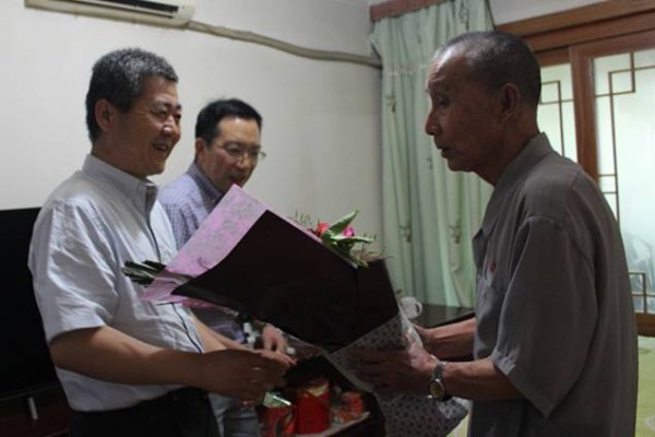 胡保存到西鋼公司、紅光物流公司慰問看望困難老黨員