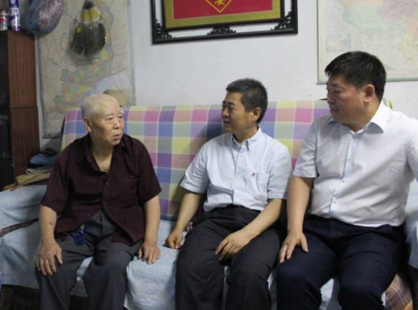 胡保存到西鋼公司、紅光物流公司慰問看望困難老黨員