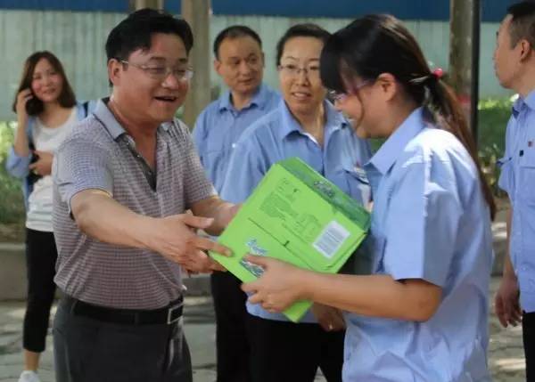 董銀師、史明奇、陳輝一行到基層單位慰問送清涼