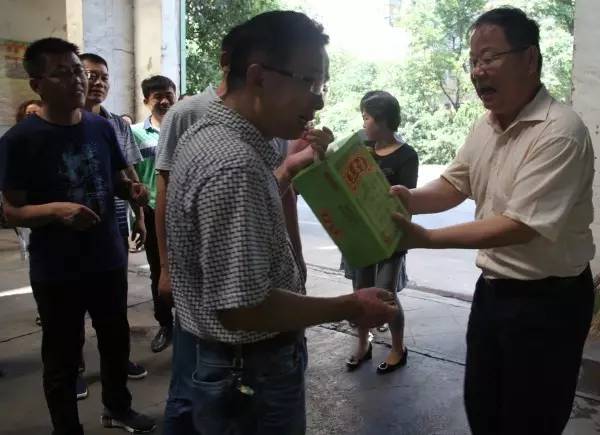 董銀師、史明奇、陳輝一行到基層單位慰問送清涼