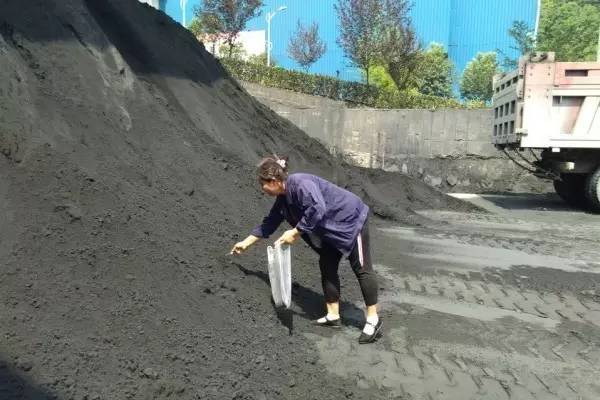 堅守在發(fā)運現(xiàn)場的取樣員