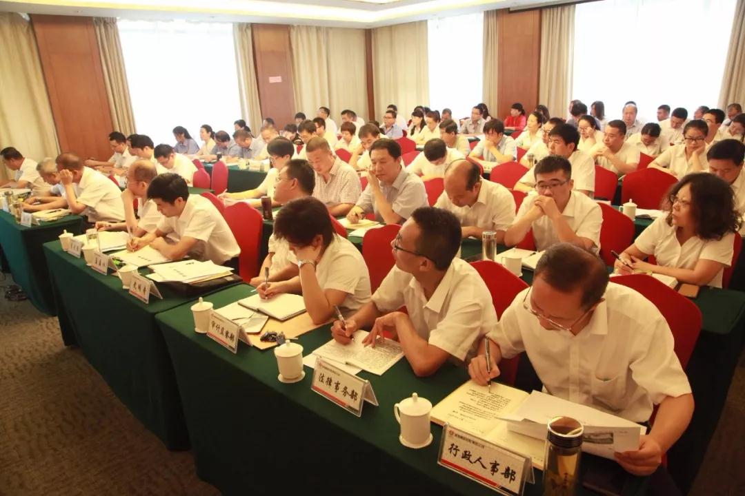 龍鋼集團黨委中心組舉辦企業(yè)風(fēng)險防控專題培訓(xùn)