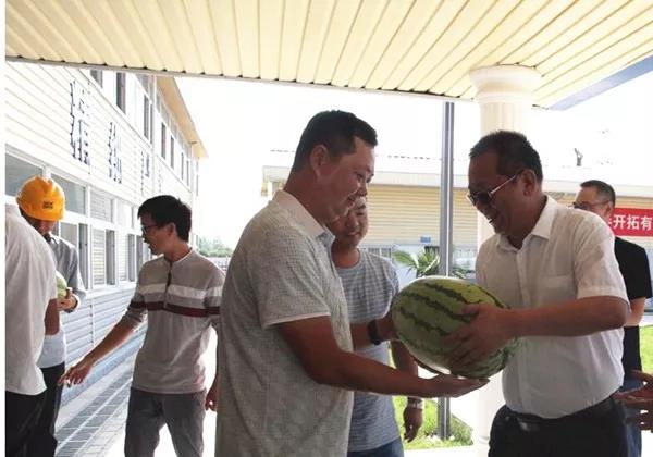 保障商品鋼筋供應(yīng) 提升產(chǎn)品增值服務(wù)——龍鋼集團(tuán)到中國(guó)葛洲壩集團(tuán)、中鐵二十局集團(tuán)工地慰問(wèn)送清涼