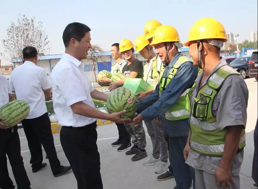 保障商品鋼筋供應(yīng) 提升產(chǎn)品增值服務(wù)——龍鋼集團(tuán)到中國(guó)葛洲壩集團(tuán)、中鐵二十局集團(tuán)工地慰問(wèn)送清涼