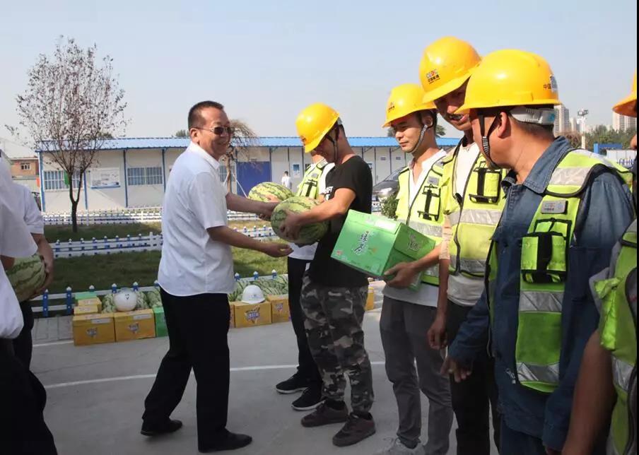 保障商品鋼筋供應(yīng) 提升產(chǎn)品增值服務(wù)——龍鋼集團(tuán)到中國(guó)葛洲壩集團(tuán)、中鐵二十局集團(tuán)工地慰問(wèn)送清涼