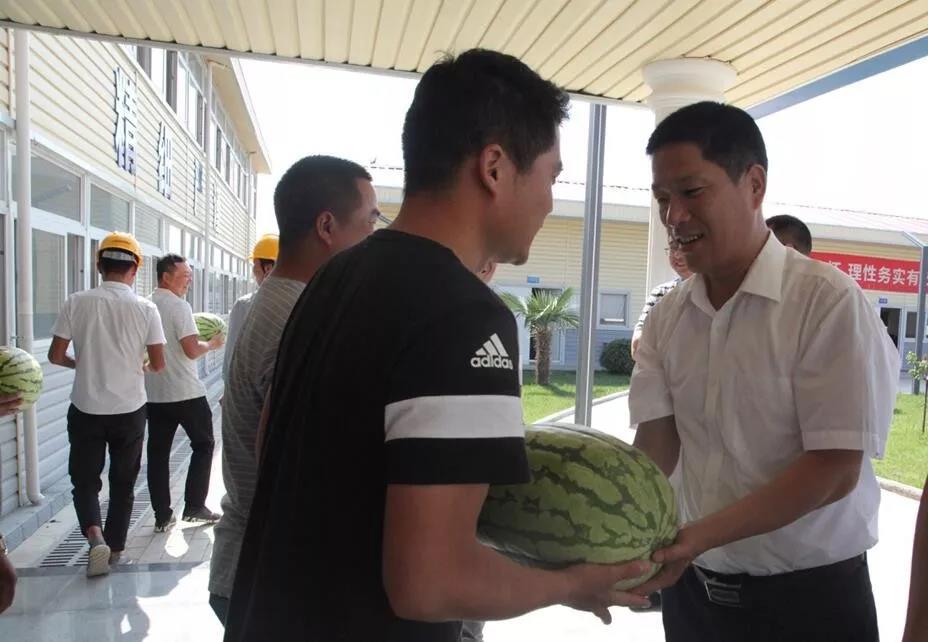 保障商品鋼筋供應(yīng) 提升產(chǎn)品增值服務(wù)——龍鋼集團(tuán)到中國(guó)葛洲壩集團(tuán)、中鐵二十局集團(tuán)工地慰問(wèn)送清涼