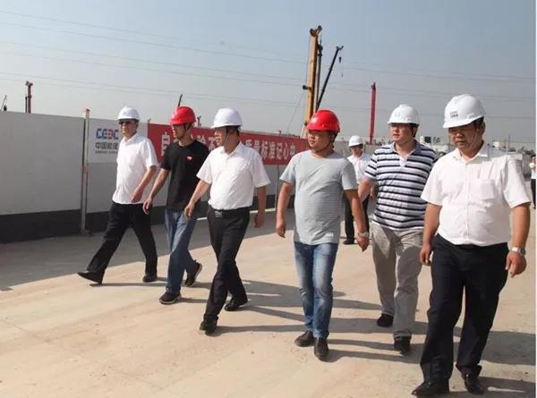 保障商品鋼筋供應(yīng) 提升產(chǎn)品增值服務(wù)——龍鋼集團(tuán)到中國(guó)葛洲壩集團(tuán)、中鐵二十局集團(tuán)工地慰問(wèn)送清涼