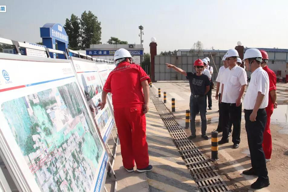 保障商品鋼筋供應(yīng) 提升產(chǎn)品增值服務(wù)——龍鋼集團(tuán)到中國(guó)葛洲壩集團(tuán)、中鐵二十局集團(tuán)工地慰問(wèn)送清涼