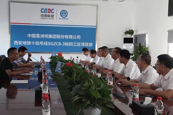 保障商品鋼筋供應(yīng) 提升產(chǎn)品增值服務(wù)——龍鋼集團(tuán)到中國(guó)葛洲壩集團(tuán)、中鐵二十局集團(tuán)工地慰問(wèn)送清涼