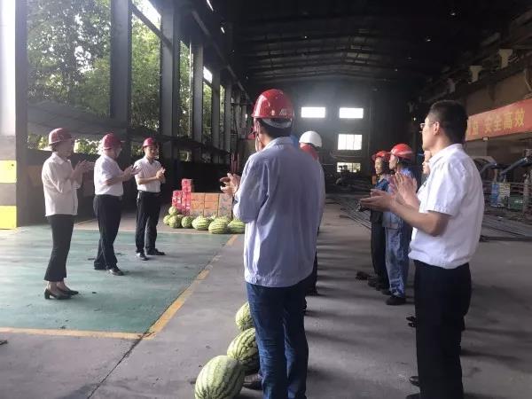 龍鋼集團領(lǐng)導到鋼加公司生產(chǎn)車間慰問送清涼