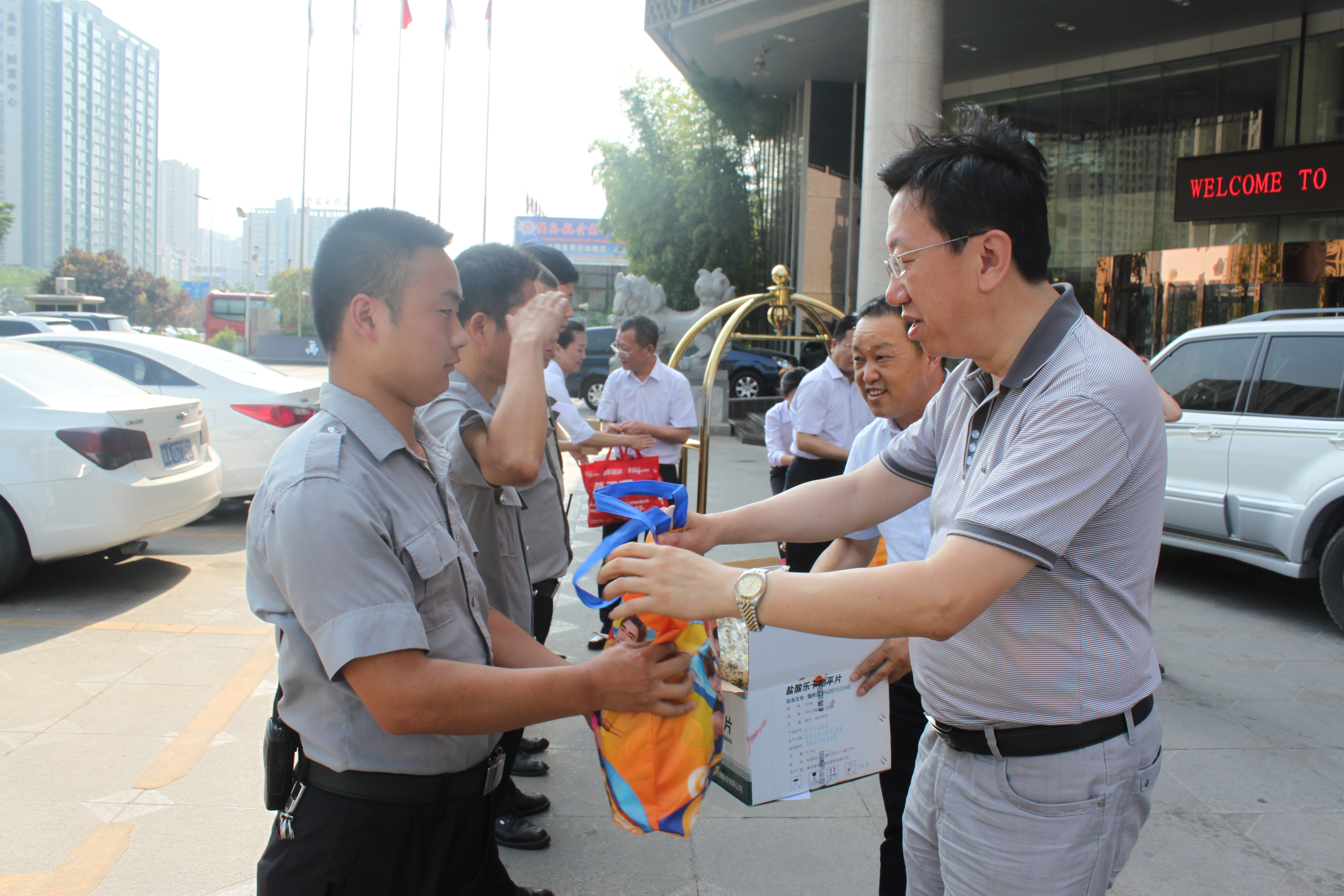 陜鋼集團(tuán)公司領(lǐng)導(dǎo)到禹龍國(guó)際酒店“送清涼” 陜鋼集團(tuán)公司領(lǐng)導(dǎo)到禹龍國(guó)際酒店“送清涼”